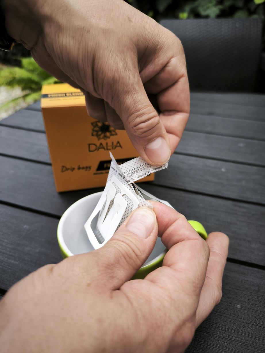 Odtrhnutie hornej časti filtra drip bagu